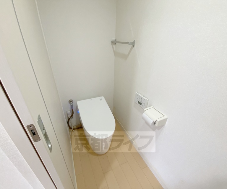 トイレ　１階の洗浄機能付きトイレです。