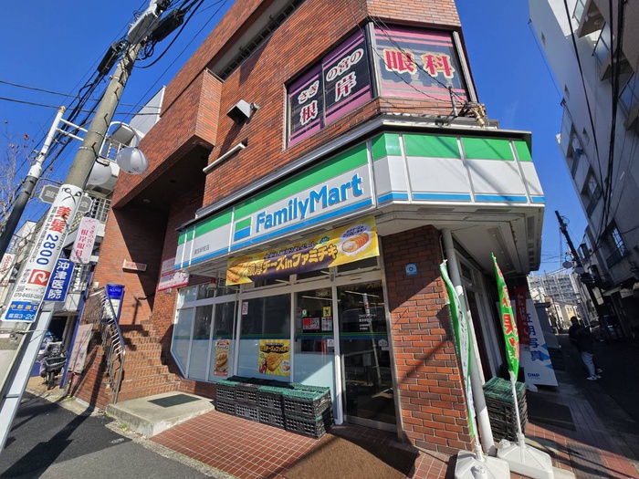 コンビニ　ファミリーマート（コンビニ）まで300m