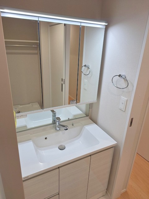 洗面設備　★三面鏡裏が収納になっている独立洗面台★