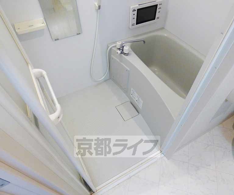 バス・シャワールーム　広々とした浴室です。