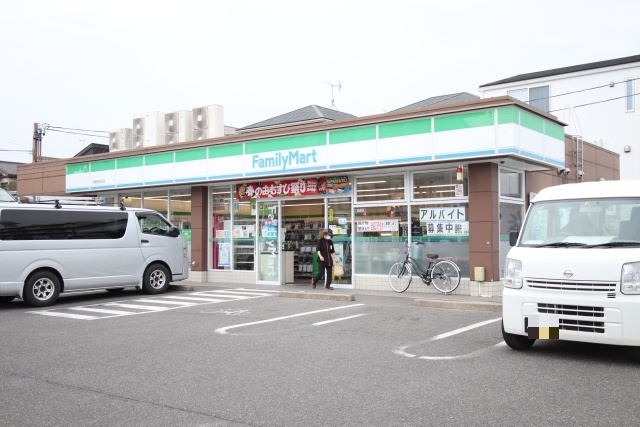 コンビニ　ファミリーマート　名東猪高台店（コンビニ）まで400m