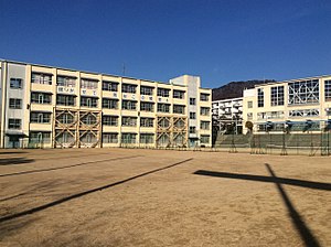 中学校　神戸市立住吉中学校（中学校）まで556m