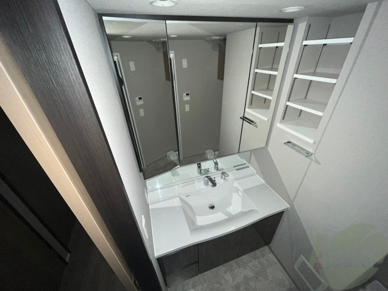 洗面設備　大きくて使いやすそうな独立洗面台になっています。