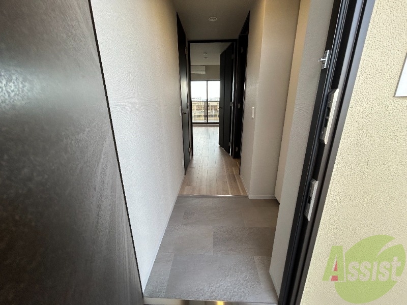 玄関　玄関はこんな感じです。段差がなく躓く心配もございません。