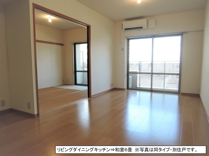 居室・リビング　こちらのリビングで趣味の時間をお楽しみください♪