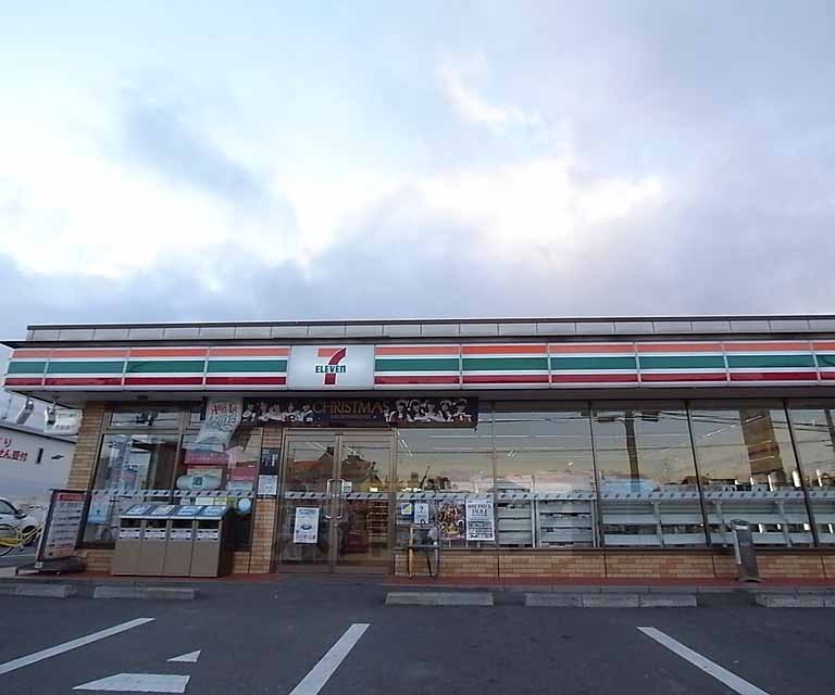 コンビニ　セブンイレブン京都上桂山田口店（コンビニ）まで100m