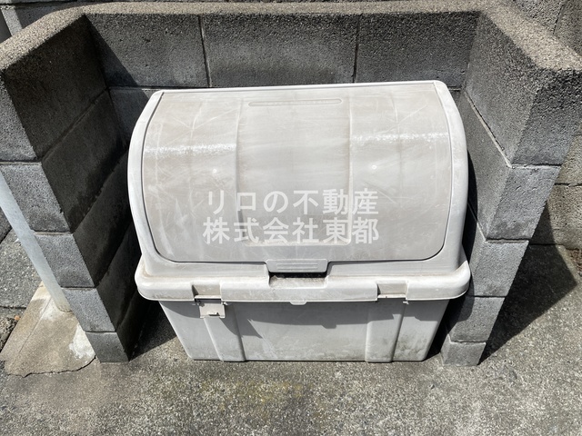 その他共有部分　蓋つきのゴミ置き場あります。衛生的ですね♪