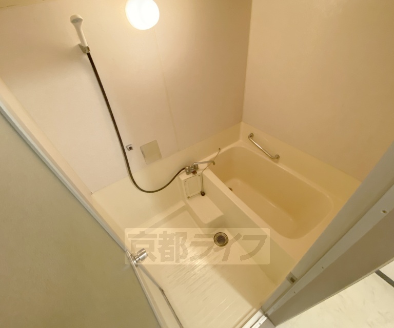 バス・シャワールーム　清潔感のあるバスです