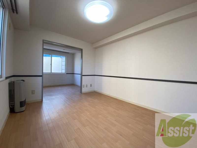 居室・リビング　リビングです。木目のフローリングが落ち着きますね。