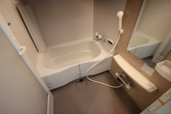 バス・シャワールーム　※別部屋の写真です