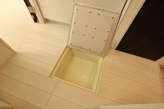 収納　収納　床下収納