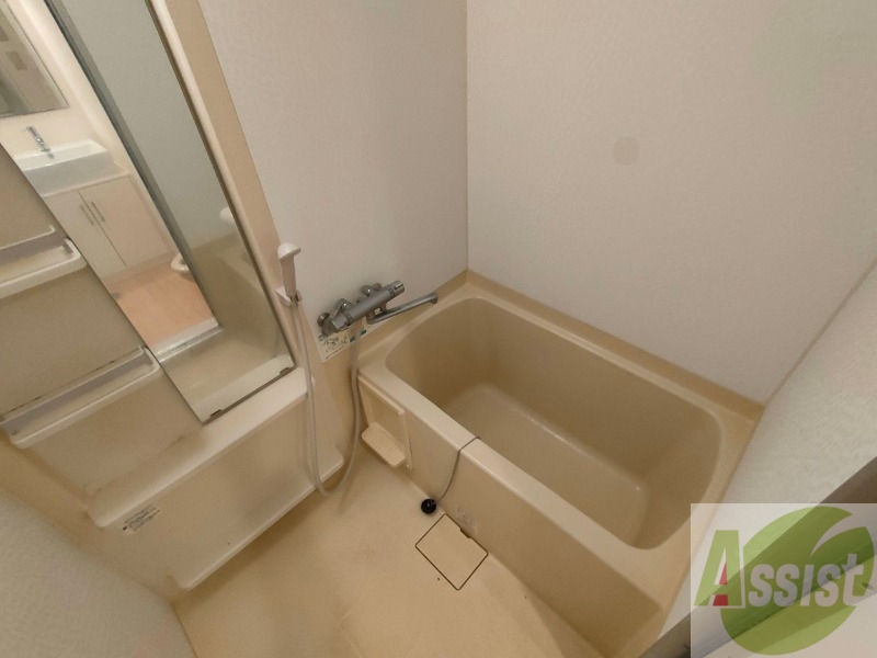 バス・シャワールーム　バスルームはこちらです。広々としてゆったり休めます。