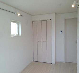 居室・リビング　白を基調とした明るい室内?