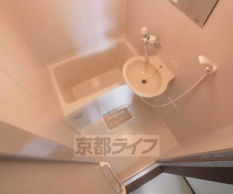 バス・シャワールーム　洗面の付いた浴室です。