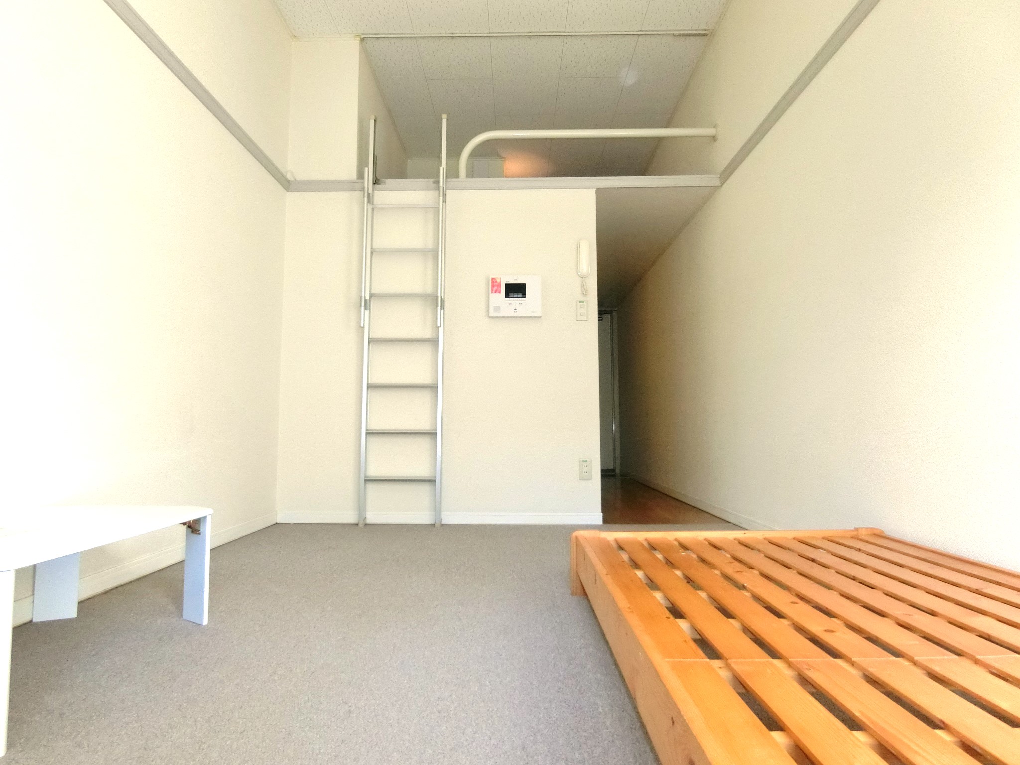 その他　ローテーブル・上部にベッドスペース・照明を完備です☆