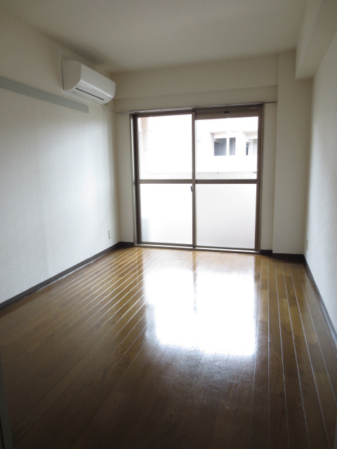 居室・リビング　６帖の洋室です！エアコン設置済！