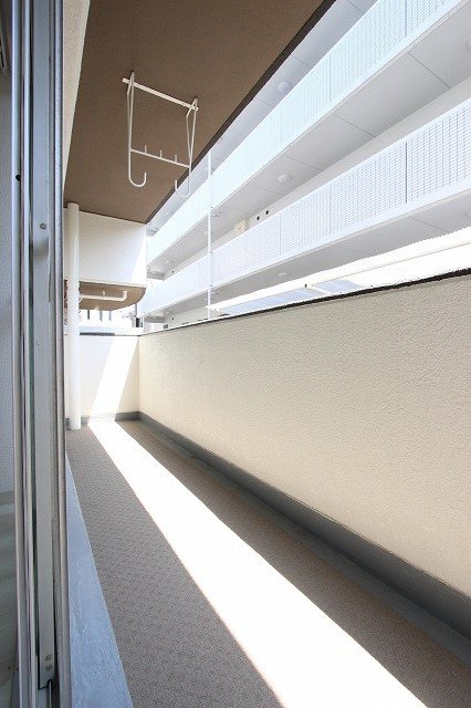 バルコニー　同物件別号室のものです。