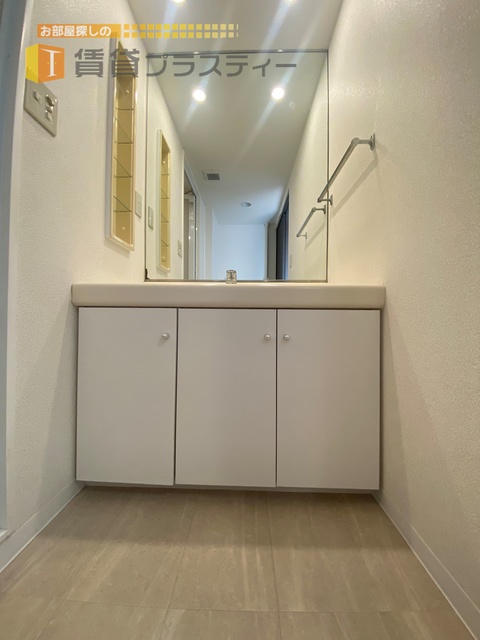 洗面設備　大きな鏡で死角無し