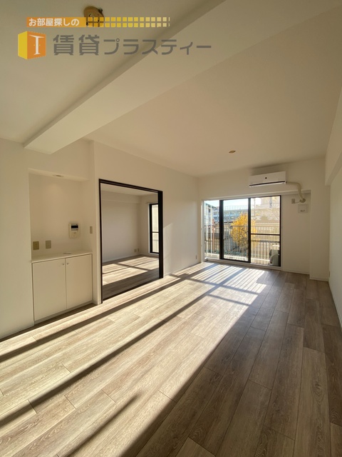 居室・リビング　無垢調の床でなんか落ち着きますね