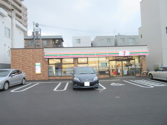 コンビニ　セブンイレブン札幌澄川駅前店（コンビニ）まで128m