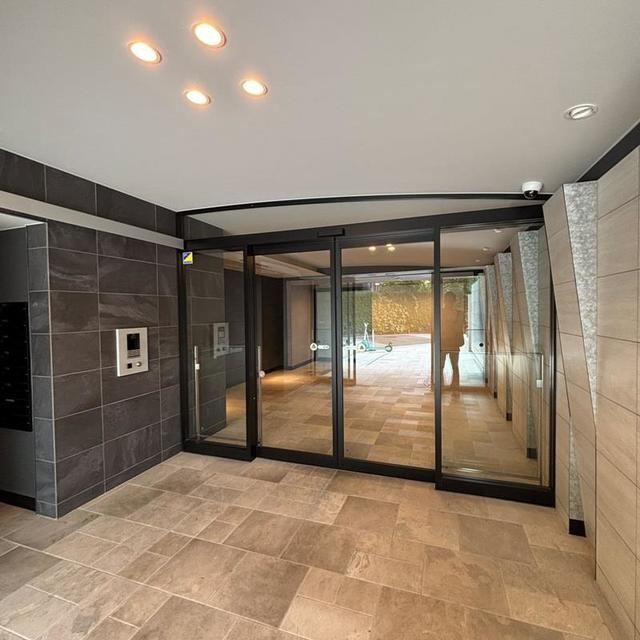 エントランス　落ち着いたエントランスです