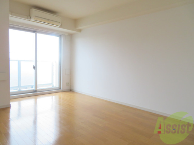 居室・リビング　リビングです。晴れていれば陽がぐっと入ってきそうです。