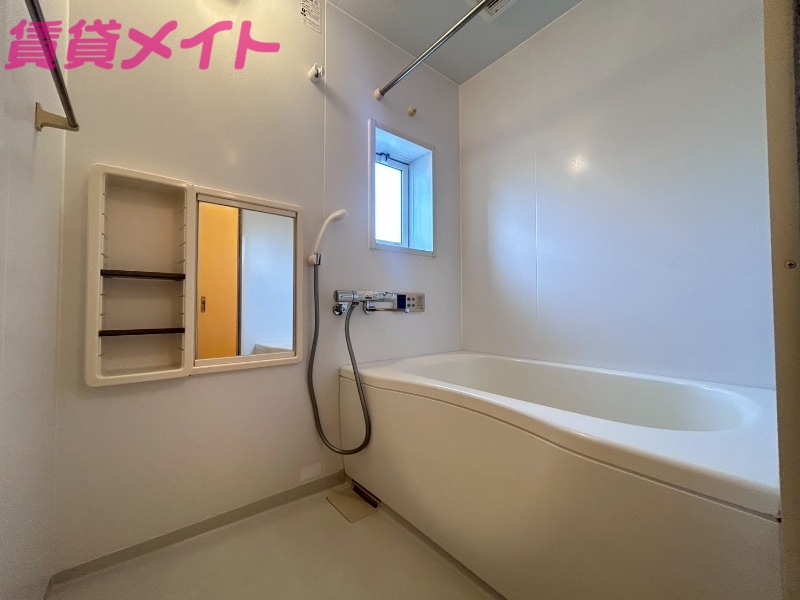 バス・シャワールーム　別部屋反転参考写真です。