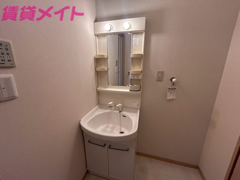 洗面設備　別部屋反転参考写真です。