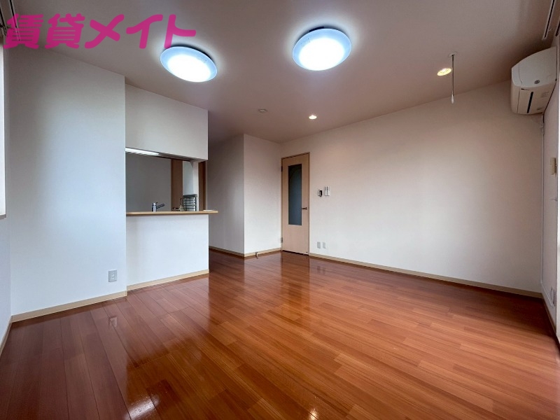 居室・リビング　別部屋反転参考写真です。