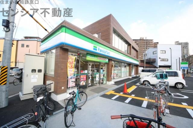 コンビニ　ファミリーマート新喜多東店（コンビニ）まで299m