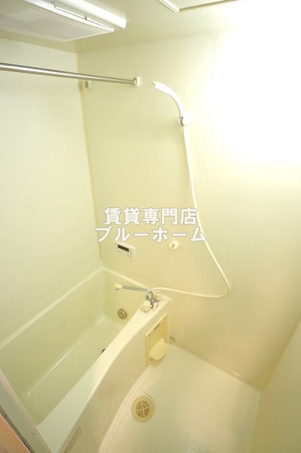 バス・シャワールーム　浴室乾燥機付きで雨の日の洗濯に困らない！