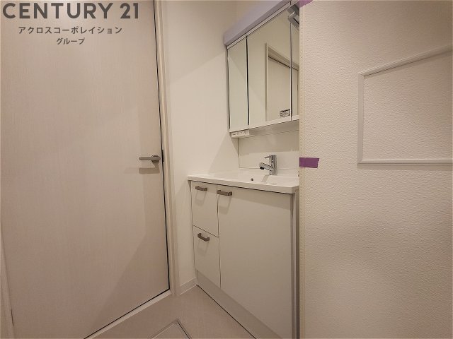洗面設備　シャワー付き洗面台付きで便利です！