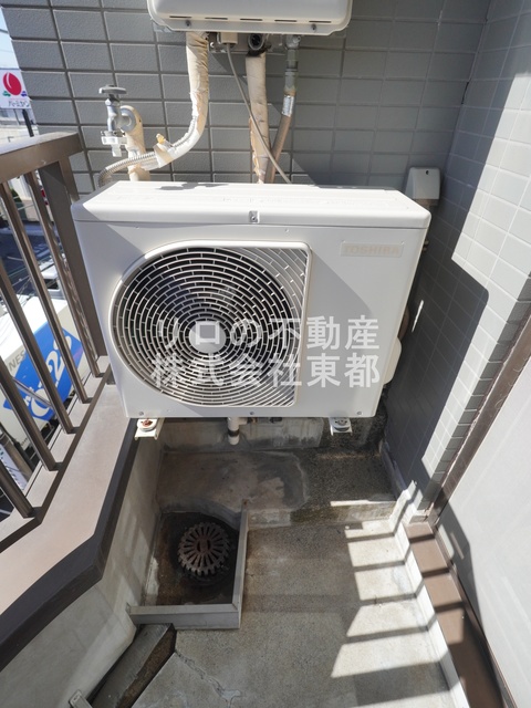 その他　洗濯機置場は振動が気にならない外置きタイプ！