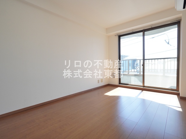 居室・リビング　南西向きで日当たり良好なお部屋！暖かな日差しが入ります♪