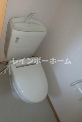 トイレ　落ち着いた色調のトイレです
