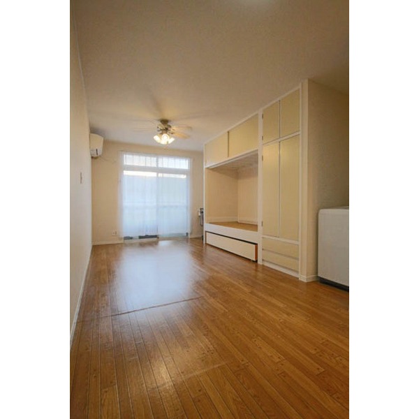 居室・リビング　同じ建物の別なお部屋