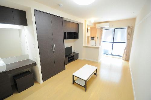 居室・リビング　お部屋によって壁の色が違う場合がございます。