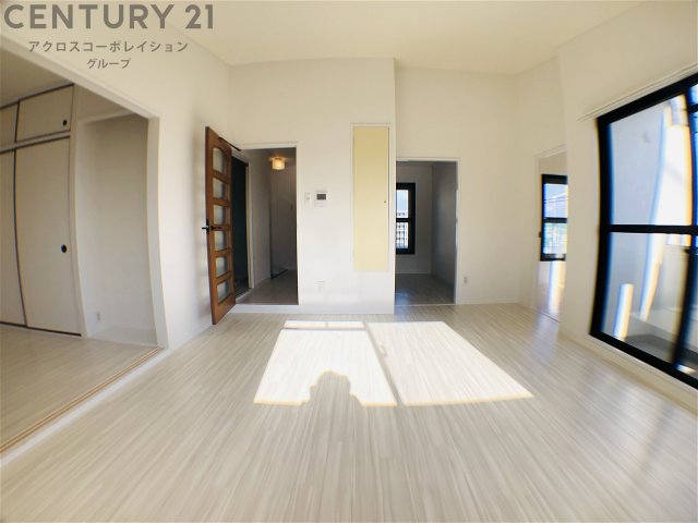 居室・リビング　窓が大きくて明るいリビングです！