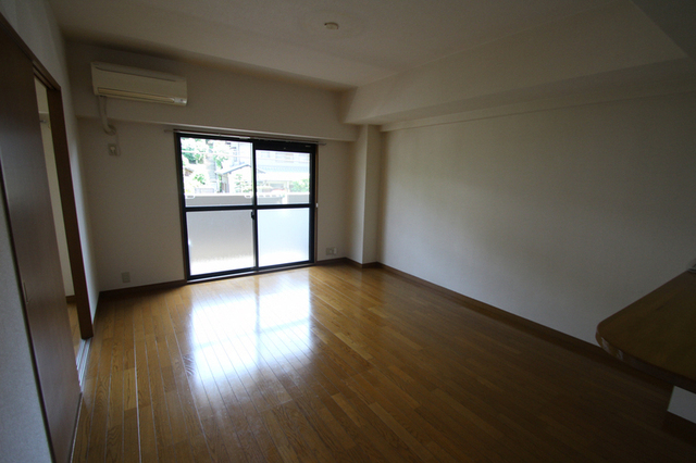 居室・リビング　南側１４．５帖のリビングダイニング。