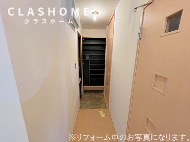 玄関　同物件の別部屋になります。