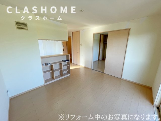 居室・リビング　同物件の別部屋になります。