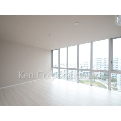 居室・リビング　同タイプ8階のお部屋を撮影。仕様が異なることがあります。