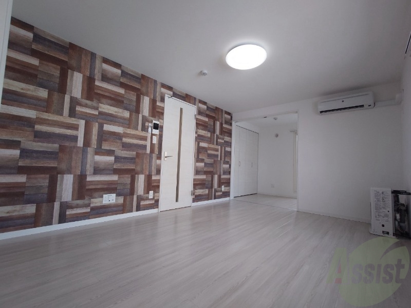 居室・リビング　アクセントクロスがお洒落なお部屋になっています！