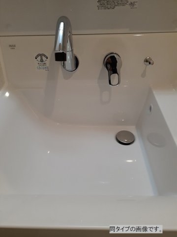 洗面設備　明るい洗面所です