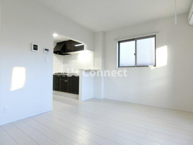 居室・リビング　角部屋で２面に窓があります。