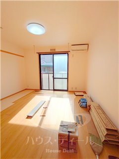 居室・リビング　別号室参考写真です