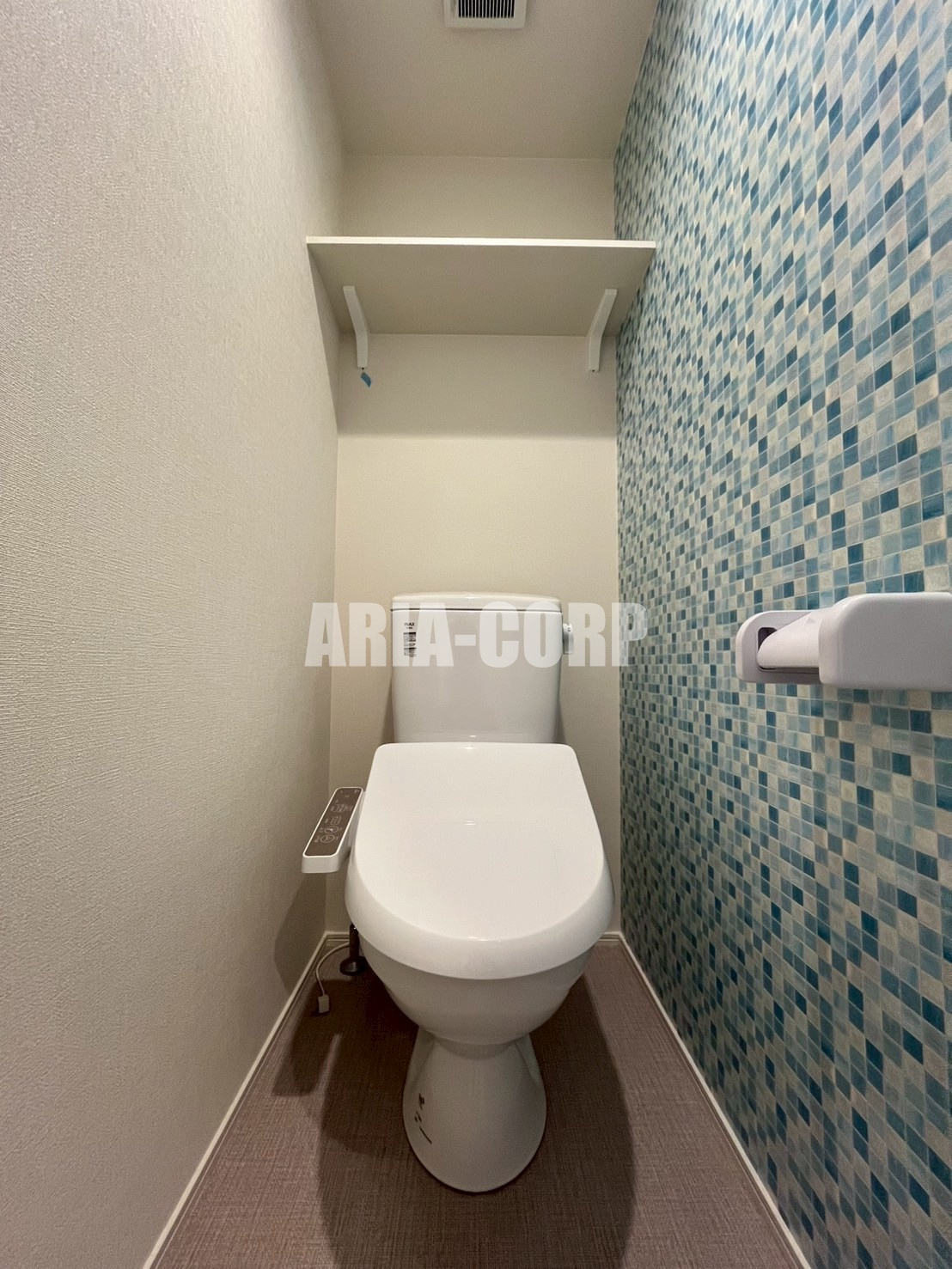 トイレ　ウォシュレット付きWC。上部には便利な棚がございます！