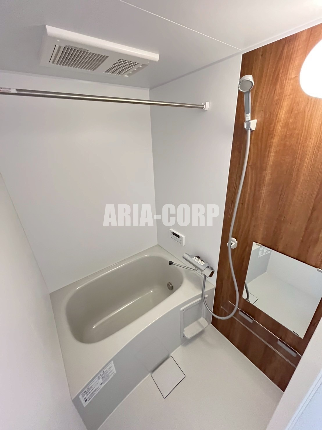 バス・シャワールーム　追焚き浴室乾燥付。カラーパネル採用でお洒落なバスルームです。