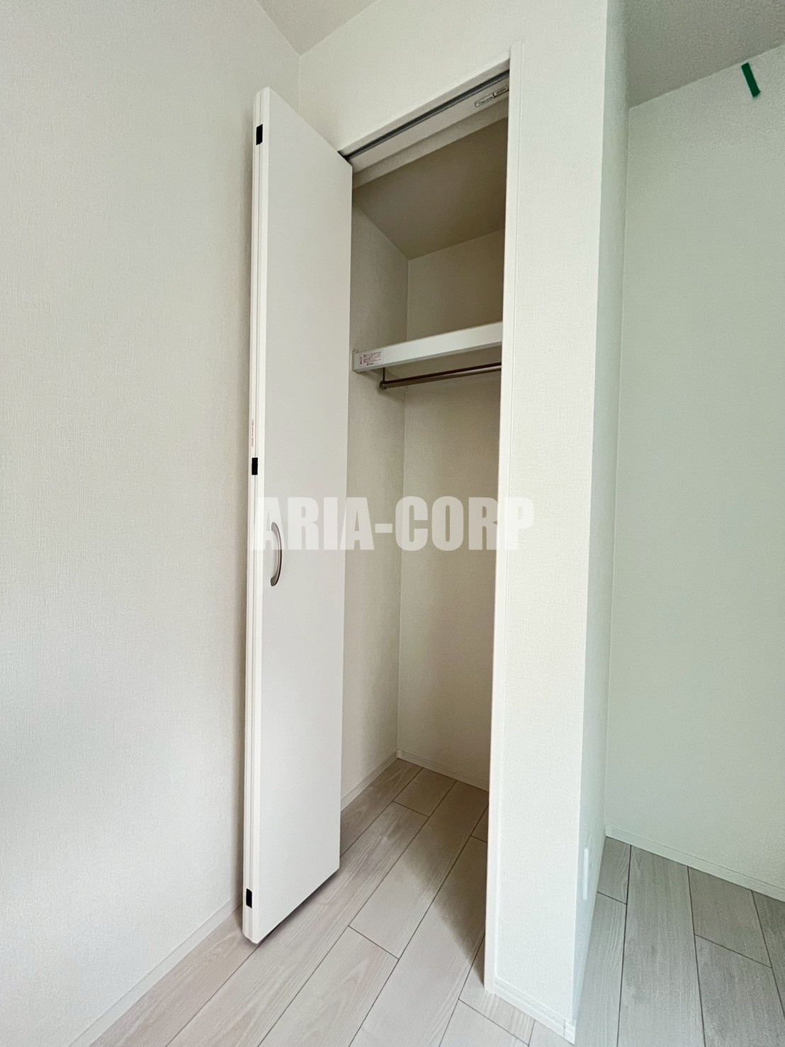 収納　奥行きのあるクローゼット。上部には便利な棚がございます！