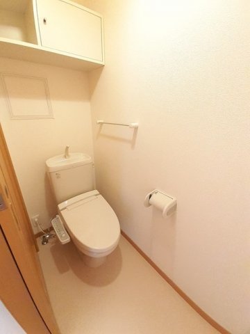 トイレ　落ち着いた色調のトイレです